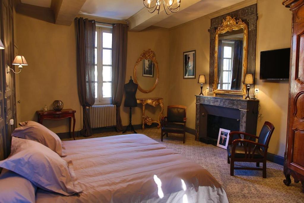 Hotel Le 4 Feuilles En.Camargue Bernis Esterno foto