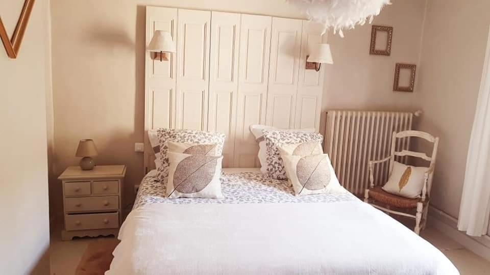 Hotel Le 4 Feuilles En.Camargue Bernis Esterno foto