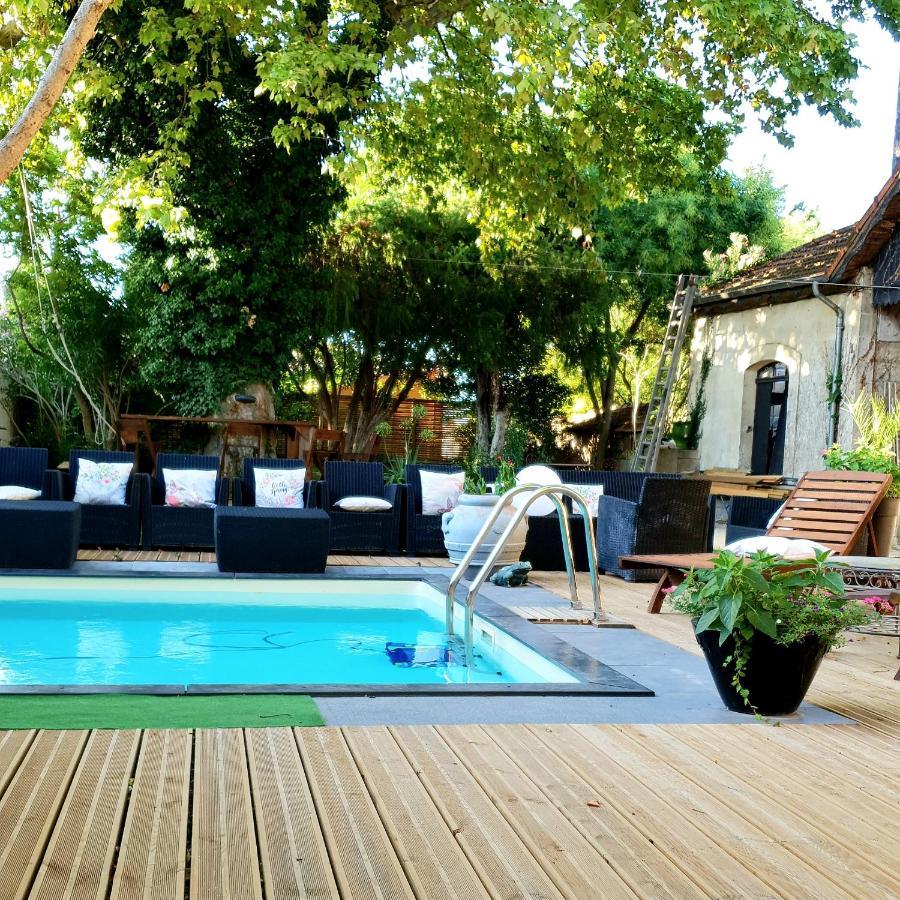 Hotel Le 4 Feuilles En.Camargue Bernis Esterno foto