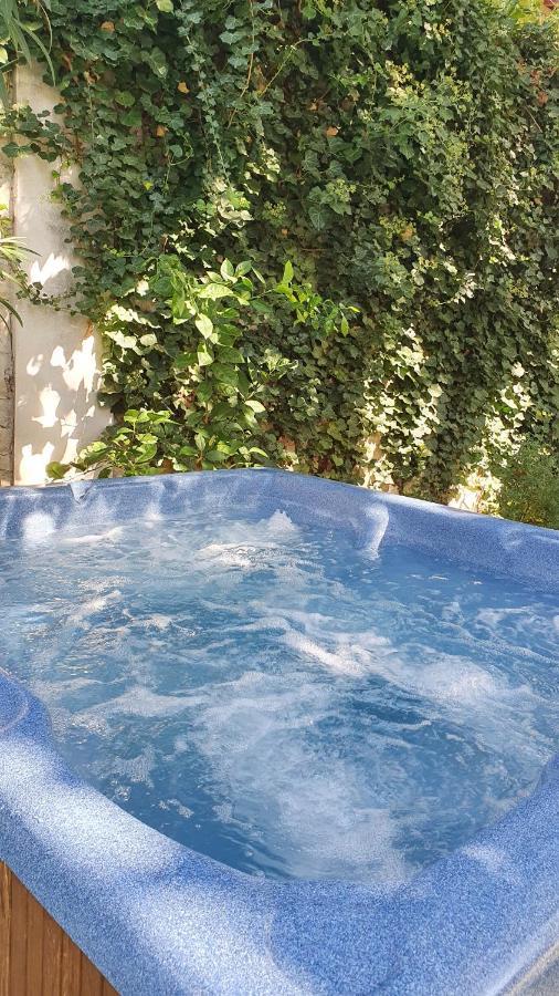 Hotel Le 4 Feuilles En.Camargue Bernis Esterno foto