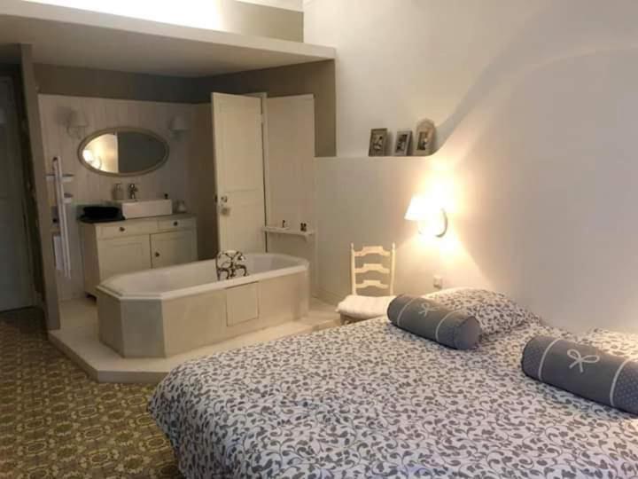 Hotel Le 4 Feuilles En.Camargue Bernis Esterno foto